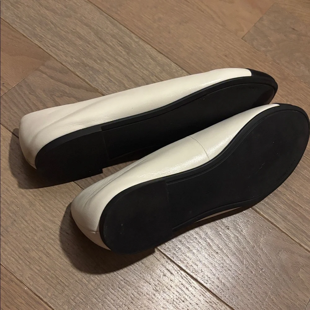 Tory Burch Chelsea ivory and Black gold Logo cap Toe Ballet Flats - Picture 6 of 7
